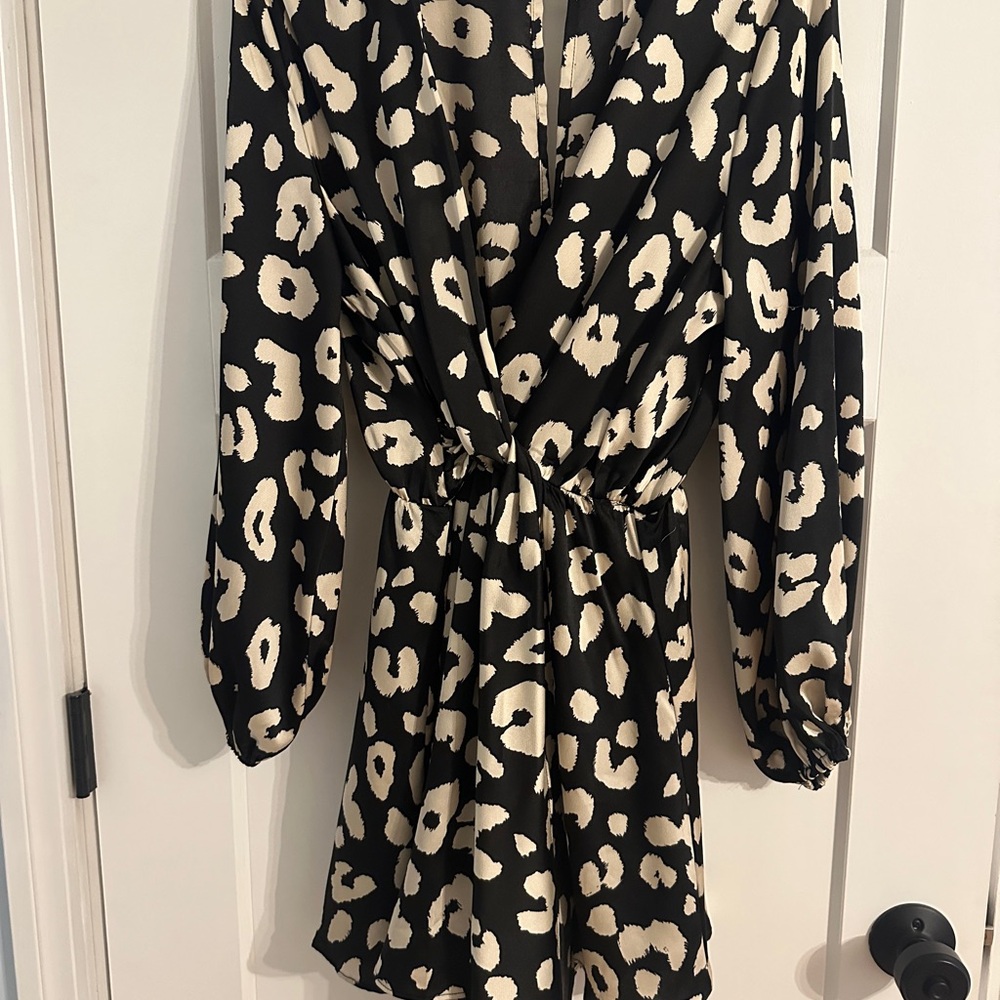 Entro Black and White V-neck Romper with Bishop Sleeves NWT